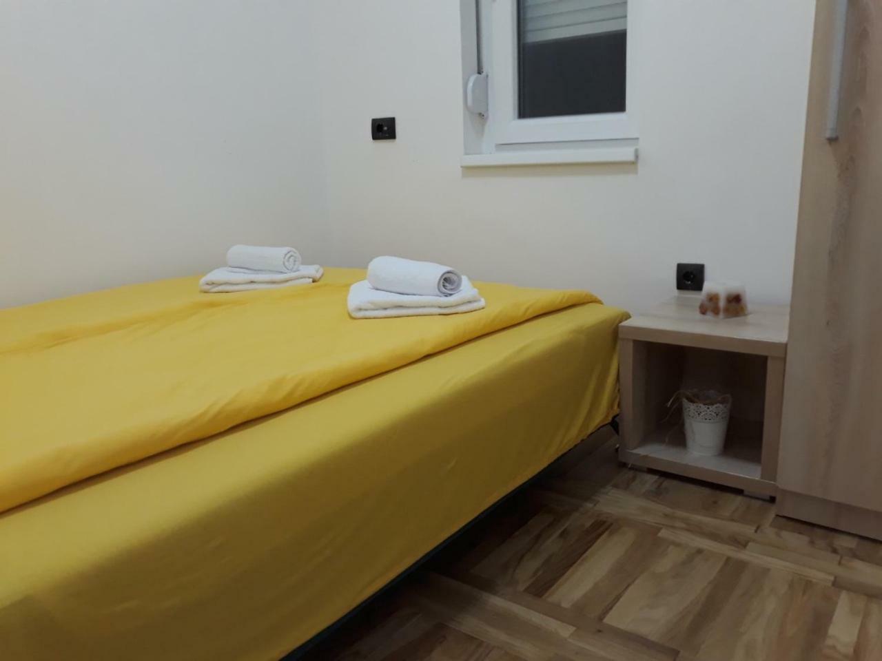 Sweet Yellow Apartment Belgrade Exterior photo